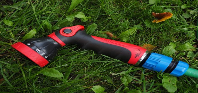 Désherber naturellement avec vos purins bio, DIY et top zéro déchet