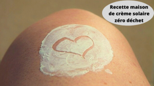 Pot de crème solaire maison faite avec de l'huile de coco, du beurre de karité et de l'oxyde de zinc, posé sur fond naturel