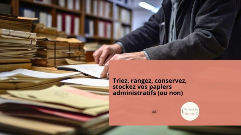 Classeur et documents administratifs organisés sur un bureau