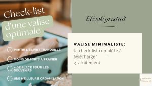 Valise ouverte préparée selon la méthode de la valise minimaliste