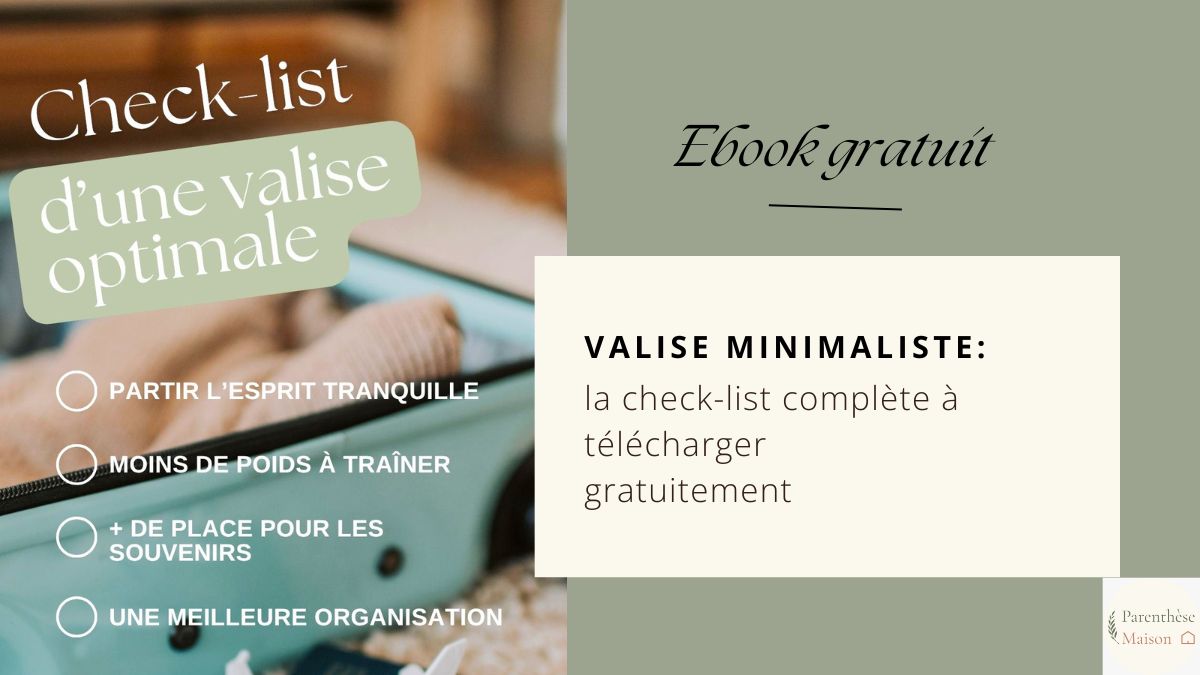 Valise ouverte préparée selon la méthode de la valise minimaliste