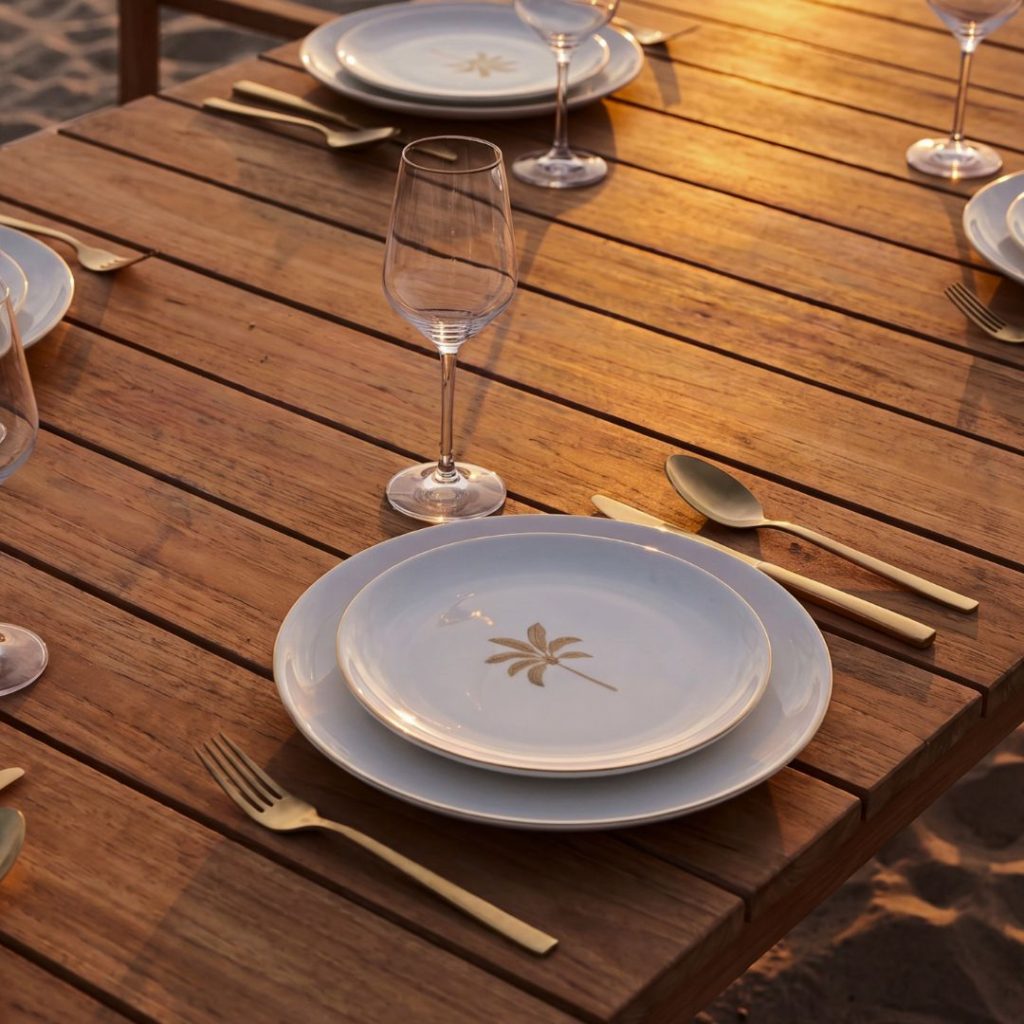Vaisselle et art de la table en extérieur, ambiance dorée