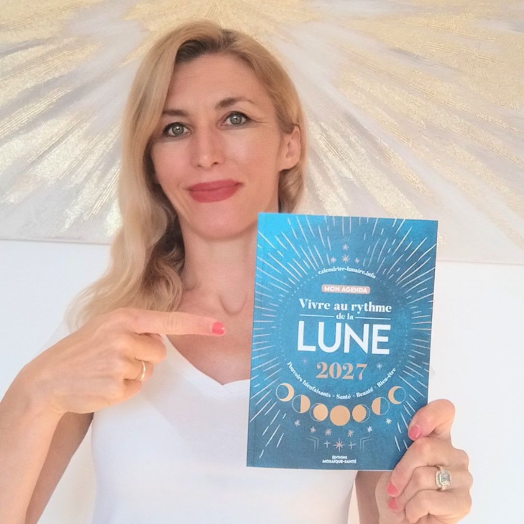 Agenda lunaire 2027 Vivre au rythme de la Lune – vue de face avec Jessy Parenthèse Maison Photo de l'agenda Vivre au rythme de la Lune 2027 tenu par Jessy fondatrice de Parenthèse Maison, format 15x21 cm, 136 pages, 14 euros, fabriqué en France