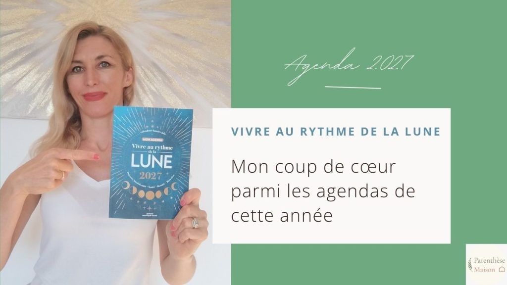 Agenda Vivre au rythme de la Lune 2027 des éditions Mosaïque Santé posé sur une table, couverture bleue étoilée