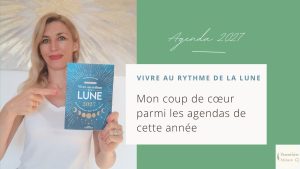 Agenda Vivre au rythme de la Lune 2027 des éditions Mosaïque Santé posé sur une table, couverture bleue étoilée