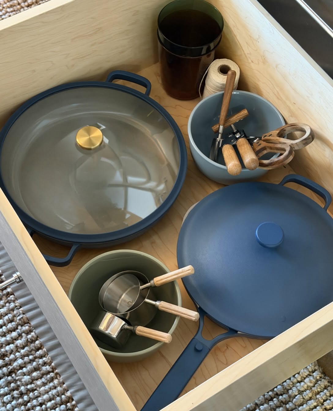 Poêle Always Pan, cocotte et spatule en bois Our Place en bleu sur une cuisinière